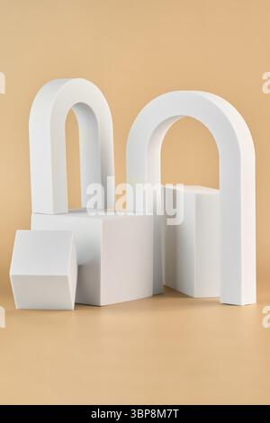 Piattaforme o piedistalli bianchi vuoti con sfondo beige per l'esposizione dei prodotti. Vuoto indica la visualizzazione o la presentazione dei prodotti Foto Stock