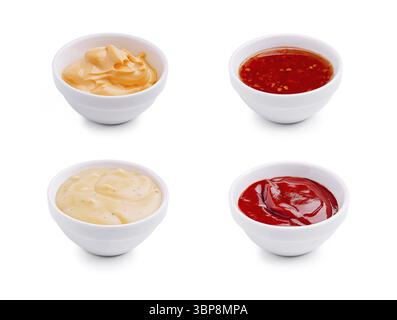 Cibo, quattro piccole ciotole bianche sono riempite con varie salse. Le salse includono una cremosa salsa all'arancia, una salsa rossa piccante, una spessa salsa bianca e una t Foto Stock