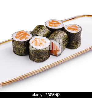Cibo, deliziosi sushi roll sono disposti ordinatamente su un piatto bianco. Gli involtini sono caratterizzati da salmone e riso, avvolti in alghe marine, che mostrano un colorato e app Foto Stock