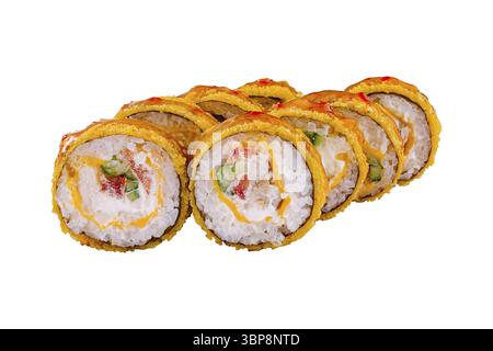 Cibo, deliziosi panini di sushi tempura maki che presentano ripieno con verdure e salsa su sfondo bianco Foto Stock