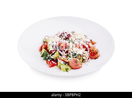 Cibo, insalata colorata con pomodori a dadini, cetrioli ed erbe fresche, condite con formaggio sbriciolato, servite su un piatto bianco pulito, sottolineando l'urgenza Foto Stock