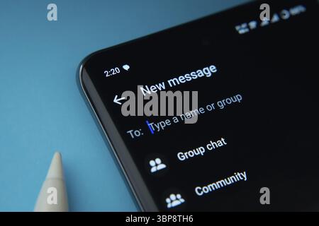 Dhaka, Bangladesh - 4 luglio 2025: Dacca, Bangladesh - 17 marzo 2025: Smartphone che visualizza la nuova interfaccia di messaggio di WhatsApp con chat di gruppo e comunità Foto Stock