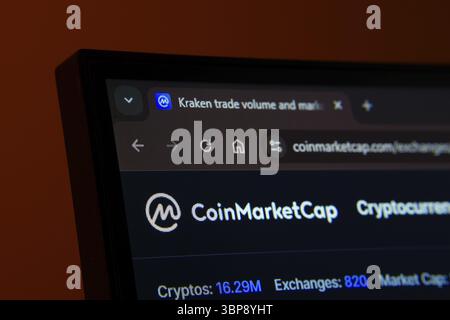 Dhaka, Bangladesh - 2 giugno 2025: Primo piano dello schermo di un computer che visualizza l'interfaccia Web di Coinmarketcap in modalità buia Foto Stock