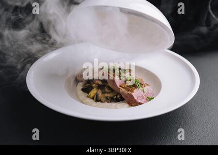 Cibo squisito, serve medaglioni di manzo con funghi e purè di patate Foto Stock