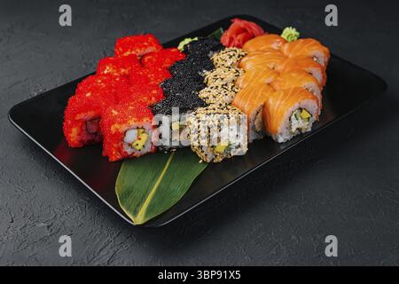 Cibo, grande set di rotoli su vassoio nero Foto Stock