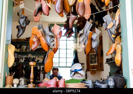 Il negozio Shoemaker a Colonial Williamsburg, Virginia. Foto Stock