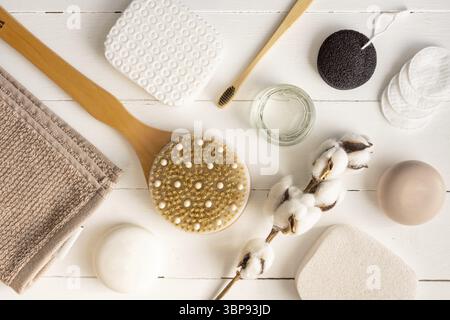 Composizione piatta con accessori per il bagno e la cura della pelle su sfondo bianco Foto Stock