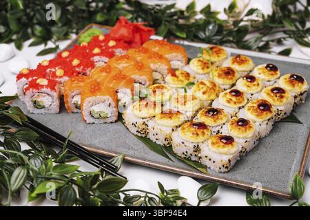 Cibo, diversi panini di sushi su un piatto grande Foto Stock