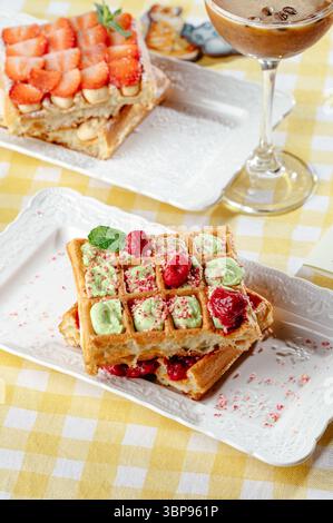 Waffle belgi con gelato e frutti di bosco Foto Stock