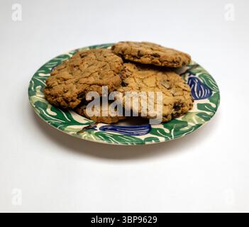 Primo piano di biscotti fatti in casa con scaglie di cioccolato appena sfornati, isolati su sfondo bianco Foto Stock
