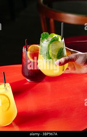 cocktail analcolici. mojito su sfondo rosso Foto Stock