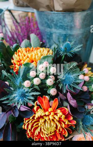 Primo piano di bouquet di fiori colorati con frutti di bosco e Cardi Foto Stock