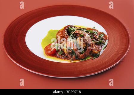 Cibo, polpo fritto e capesante in salsa di pomodoro Foto Stock