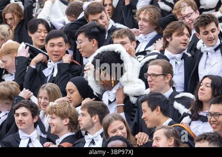 La foto standalone del 2 luglio mostra gli studenti del St John's College che partecipano alla cerimonia di laurea presso l'Università di Cambridge oggi (mercoledì). Sono pari Foto Stock