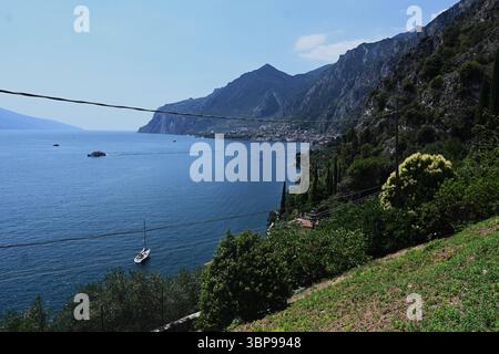 Limone sul Garda am Gardasee in Italien, ist eine italienische Gemeinde am Westufer des sees in der Provinz Brescia in der Lombardei. DAS ursprüngliche Fischerdorf ist ein Touristenort mit vielen Hotels und Ferienwohnungen. A Limone befinden sich die beiden Häfen Porto Vecchio e Porto nuovo *** Limone sul Garda sul Lago di Garda in Italia, è un comune italiano sulla sponda occidentale del lago in provincia di Brescia in Lombardia il villaggio di pescatori originario è una località turistica con molti alberghi e appartamenti per vacanze Limone è sede dei due porti Porto Vecchio e Porto nuovo Foto Stock