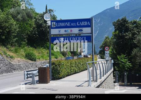 Limone sul Garda am Gardasee in Italien, ist eine italienische Gemeinde am Westufer des sees in der Provinz Brescia in der Lombardei. DAS ursprüngliche Fischerdorf ist ein Touristenort mit vielen Hotels und Ferienwohnungen. A Limone befinden sich die beiden Häfen Porto Vecchio e Porto nuovo *** Limone sul Garda sul Lago di Garda in Italia, è un comune italiano sulla sponda occidentale del lago in provincia di Brescia in Lombardia il villaggio di pescatori originario è una località turistica con molti alberghi e appartamenti per vacanze Limone è sede dei due porti Porto Vecchio e Porto nuovo Foto Stock