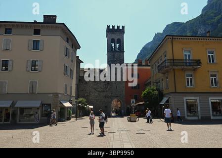 Riva del Garda am Gardasee ist eine italienische Gemeinde - Sprich comune mit 17,857 Einwohnern - Stand 31. Dezember 2023 - in der Provinz Trient, regione Trentino-Südtirol in Italia. SIE ist Verwaltungssitz der Talgemeinschaft alto Garda e Ledro *** Riva del Garda sul Lago di Garda è un comune italiano con 17.857 abitanti al 31 dicembre 2023, situato nella provincia di Trento, Trentino alto Adige, in Italia, sede amministrativa della comunità della valle alto Garda e Ledro Foto Stock