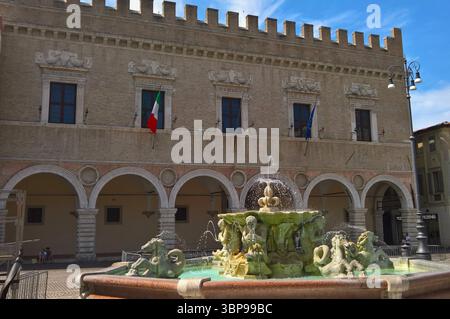 Pesaro War die italienische Kulturhauptstadt 2024 und ist eine Hafenstadt in der Region Marken - italienisch Marche, sowie Hauptstadt und Verwaltungssitz der Provinz Pesaro und Urbino. Pesaro liegt an der Adria und Hat 95,392 Einwohner - Stand 31. Dicembre 2023. Nachbargemeinden sind Fano, Gabicce Mare, Gradara, Mombaroccio, Monteciccardo, Montelabbate, Tavullia e Vallefoglia. Foto: Brunnen am Piazza del popolo *** Pesaro è stata capitale italiana della Cultura 2024 ed è una città portuale delle Marche, nonché capoluogo e sede amministrativa della provincia di Pesaro e Urbin Foto Stock