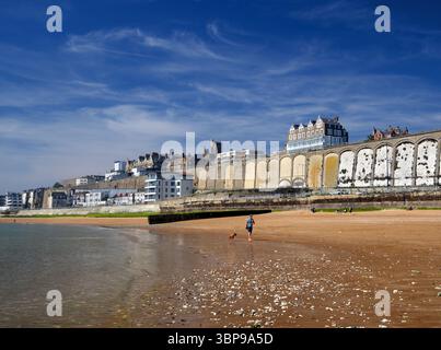Regno Unito, Kent, Thanet, Ramsgate Beach e lungomare presso Marina Esplanade. Foto Stock
