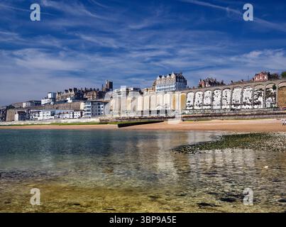 Regno Unito, Kent, Thanet, Ramsgate Beach e lungomare presso Marina Esplanade. Foto Stock