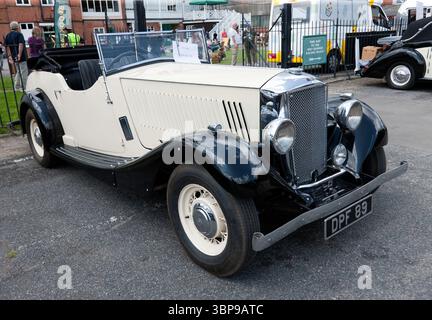 Tre quarti Front View of a Cream, 1936, Railton Eight Tourer by Abbot parcheggiata vicino alla club House al Brooklands Museum Foto Stock