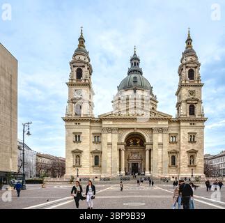 Basilica di Santo Stefano, Budapest, una chiesa neoclassica con gente sulla piazza, Ungheria, marzo 2025 Foto Stock