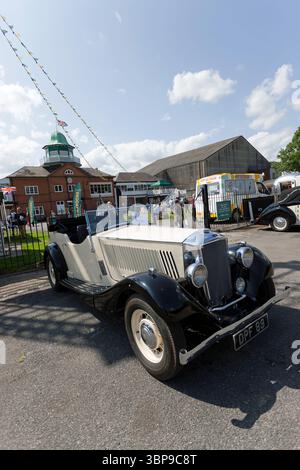 Tre quarti Front View of a Cream, 1936, Railton Eight Tourer by Abbot parcheggiata vicino alla club House al Brooklands Museum Foto Stock