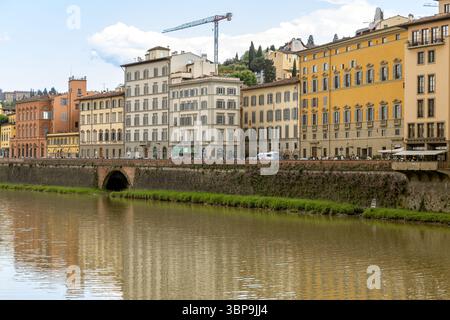 Firenze, Italia - 10 maggio 2025: Tradizionali edifici colorati lungo il fiume Arno nel centro di Firenze Foto Stock