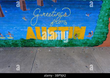 27 MAGGIO 2025 - Austin, Texas, Stati Uniti - il murale della cartolina di saluti di Austin al South Congress, Austin, Texas Foto Stock