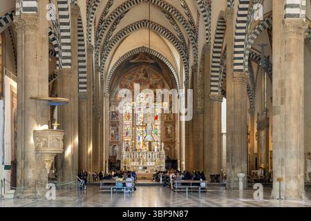 Firenze, Italia - 11 maggio 2025: I visitatori partecipano alla messa all'interno della basilica di Santa Maria Novella Foto Stock