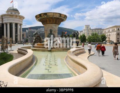 Skopje, Macedonia del Nord - 28 maggio 2025: Persone non identificate che camminano alle fontane della madre di Macedonia Foto Stock