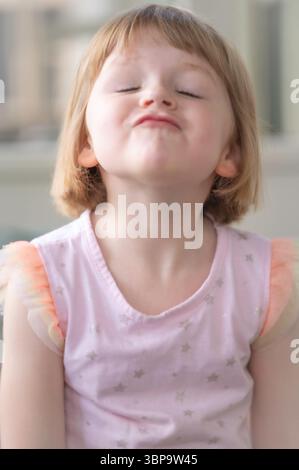 Bambina di quattro anni con un nuovo taglio di capelli. Foto Stock