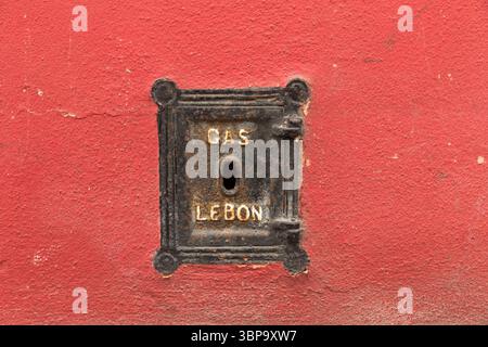 Storica copertura di gas Lebon sull'edificio a C. Sacramento, 42, 11003 Cádiz, Spagna Foto Stock