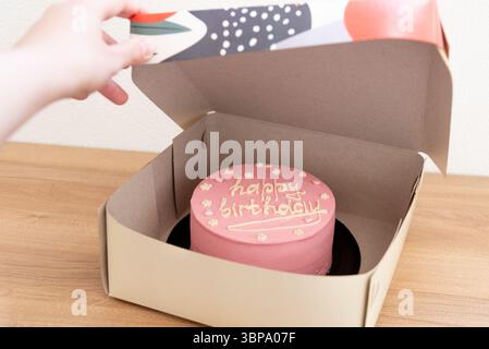 La casa rosa ha fatto la torta con un messaggio di iscrizione per il compleanno della bambina di tre anni Foto Stock