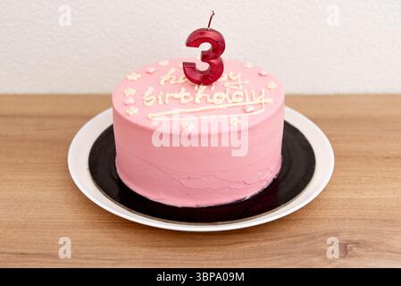 La casa rosa ha fatto la torta con un messaggio di iscrizione per il compleanno della bambina di tre anni Foto Stock