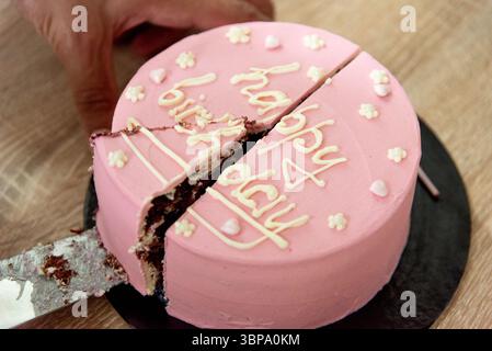 La casa rosa ha fatto la torta con un messaggio di iscrizione per il compleanno della bambina di tre anni Foto Stock