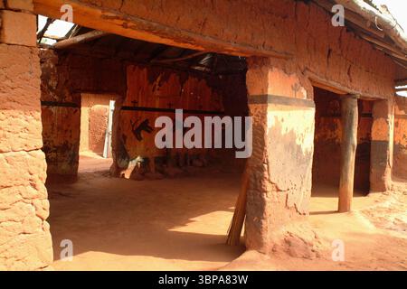 Il palazzo del primo re di Dahomey si trova a Bohicon. | le palais du Premier roi du Dahomey (ancien nom du Bénin) est situé à la périphérie Foto Stock