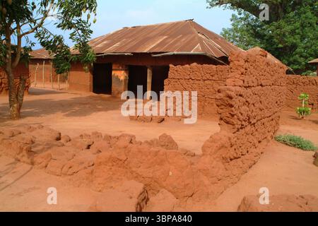 Il palazzo del primo re di Dahomey si trova a Bohicon. | le palais du Premier roi du Dahomey (ancien nom du Bénin) est situé à la périphérie Foto Stock