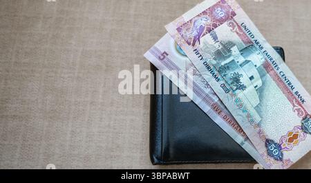 Chiudi una nota di valuta Dirham diversa. Valuta degli Emirati Arabi Uniti 50 Dirham banconote in contanti. Banca centrale degli Emirati Arabi Uniti banconote da 50 dirham Foto Stock