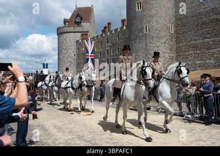 Windsor, Berkshire, Regno Unito. 7 luglio 2025. Oggi è stata una mattinata impegnativa a Windsor, Berkshire, mentre oggi si è svolta la prova della visita di Stato del Presidente francese Emmanuel Macron. L'effettiva visita di Stato avrà luogo domani al CASTELLO DI WINDSOR, dove Macron e sua moglie Brigitte Macron si uniranno a re Carlo III e alla regina Camilla, nonché ad altri membri della famiglia reale, tra cui il Duca e la Duchessa di Galles. Il Partito reale viaggerà in carrozza attraverso la città scortata da militari e poi nel Castello di Windsor. Crediti: Maureen McLean/Alamy Live News Foto Stock
