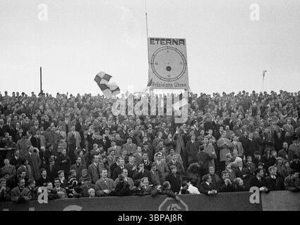Sessant'anni, sport, calcio, Regionalliga West, 1964/1965, 29.11.1964, Rot-Weiss Essen vs. Borussia Moenchengladbach 5-2, Stadio Hafenstrasse di Essen, visitatori e tifosi di calcio nel Westkurve Foto Stock