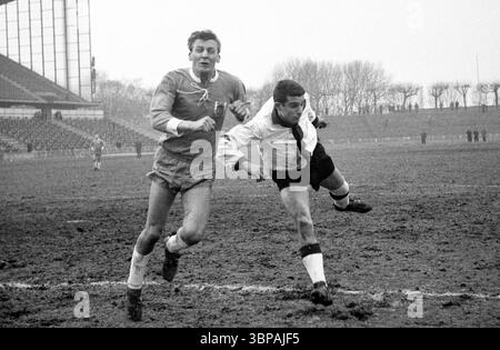 Sessant'anni, sport, calcio, Regionalliga West, 1964/1965, 06.03.1965, Eintracht Duisburg vs. FC Viktoria Koeln 1904 3-2, Wedau Stadium di Duisburg, scena della partita, duello Foto Stock
