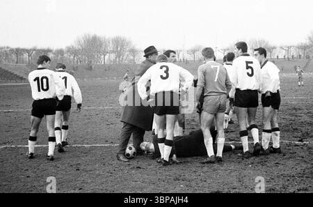 Sessant'anni, sport, calcio, Regionalliga West, 1964/1965, 06.03.1965, Eintracht Duisburg vs. FC Viktoria Koeln 1904 3-2, Wedau Stadium di Duisburg, Foto Stock