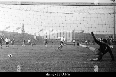 Sessant'anni, sport, calcio, torneo internazionale di classe giovanile UEFA 1965, 25.04.1965, finale, Repubblica Democratica tedesca RDT vs. Inghilterra 3-2, Gruga Stadium di Essen, scena della partita, l'Inghilterra segna un gol di rigore contro il portiere Juergen Croy (RDT) Foto Stock