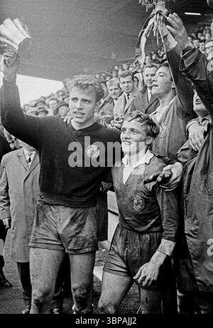 Sessant'anni, sport, calcio, torneo internazionale UEFA classe giovanile 1965, 25.04.1965, finale, Repubblica Democratica tedesca RDT vs. Inghilterra 3-2, Gruga Stadium di Essen, gioire con la coppa dei vincitori, portiere Juergen Croy (DDR) sinistra e capitano della squadra Rainer Schlutter (DDR) Foto Stock