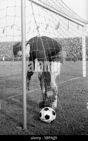 Sessant'anni, sport, calcio, torneo internazionale di classe giovanile UEFA 1965, 25.04.1965, finale, Repubblica Democratica tedesca RDT vs. Inghilterra 3-2, Gruga Stadium di Essen, porta in Inghilterra, portiere Juergen Croy (RDT) sceglie la palla dalla rete Foto Stock