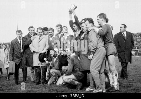 Sessant'anni, sport, calcio, torneo internazionale UEFA classe giovanile 1965, 25.04.1965, finale, Repubblica Democratica tedesca RDT vs. Inghilterra 3-2, Gruga Stadium di Essen, gioendo dopo la cerimonia della vittoria con la coppa dei vincitori, i giocatori della squadra della RDT erano portiere Juergen Croy, Frank Rainer Withulz, Volker Benes, Peter Mueller, Peter Sykora, Roland Krauss, capitano della squadra Rainer Schlutter, Hans Juergen Kreische, Juergen Sparwasser, Klaus Peter Stein, Roland Nowotny Foto Stock