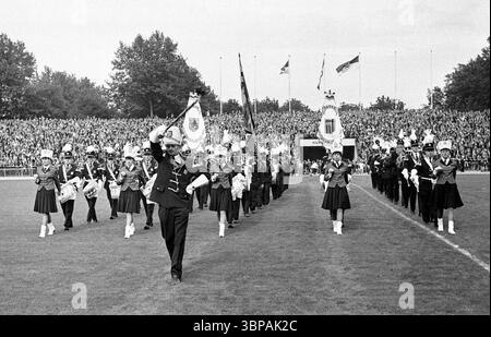 Sessant'anni, sport, calcio, Regionalliga West, 1965/1966, fortuna Duesseldorf vs. Wuppertaler SV 2-1, Rhine Stadium di Duesseldorf, 22.08.1965, la fanfare band suona musica ai visitatori e agli appassionati di calcio Foto Stock