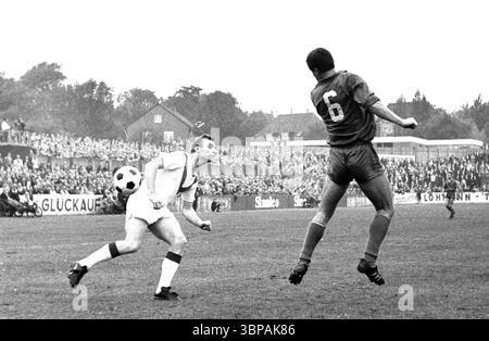 Sessant'anni, sport, calcio, Regionalliga West, 1965/1966, Eintracht Gelsenkirchen vs. fortuna Duesseldorf 1-7, Stadium am Suedpark di Gelsenkirchen, 03.10.1965, scena della partita, Reinhold Straus (fortuna) Left e Gerd Schleep (Gelsenkirchen) Foto Stock