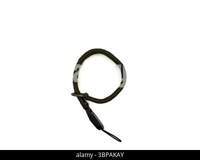 Cinturino verde per fotocamera a forma di corda su sfondo bianco. copia spazio, vista superiore, flay lay. Foto di alta qualità Foto Stock